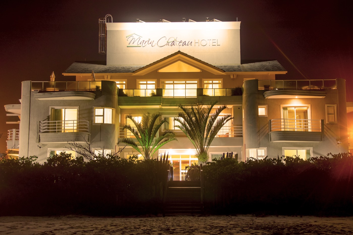 Fachada iluminada à noite