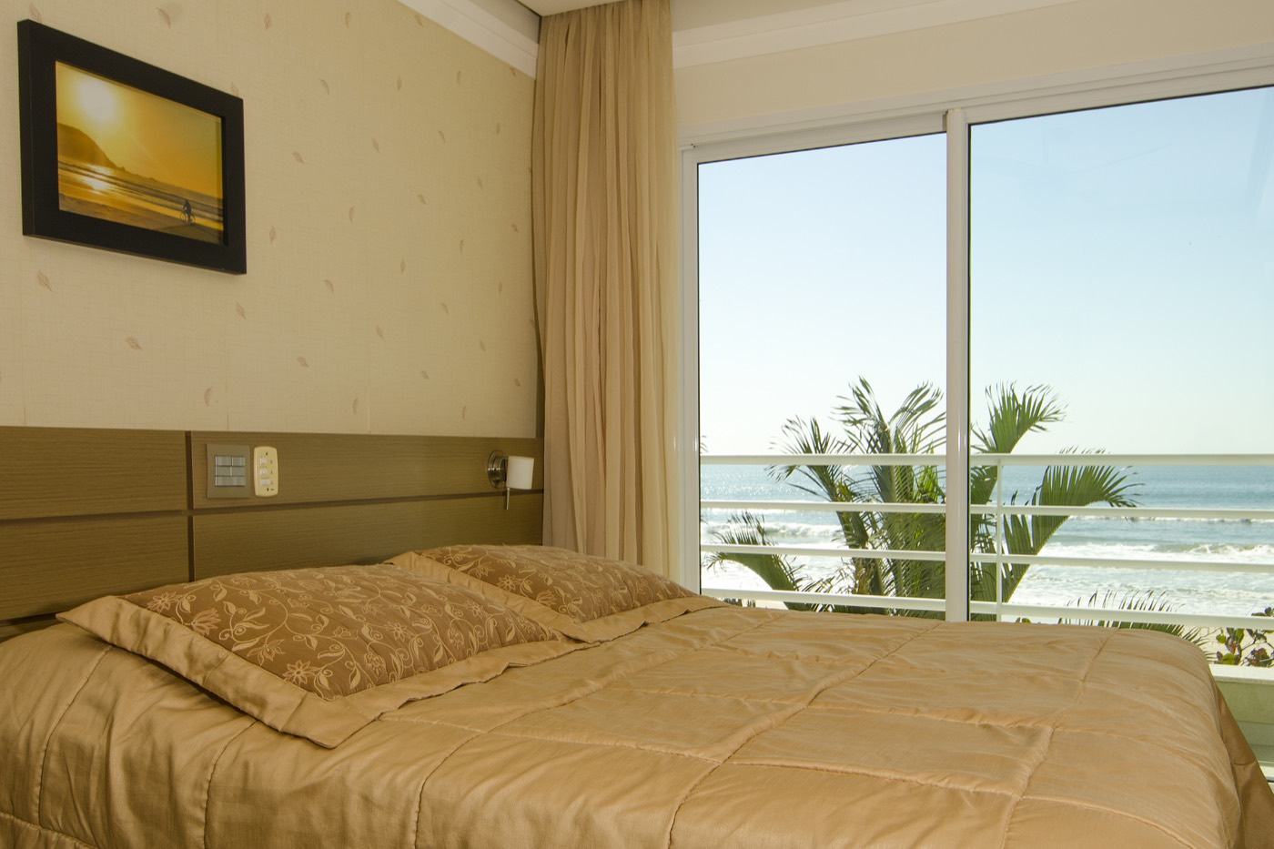 Cama principal com vista para o mar